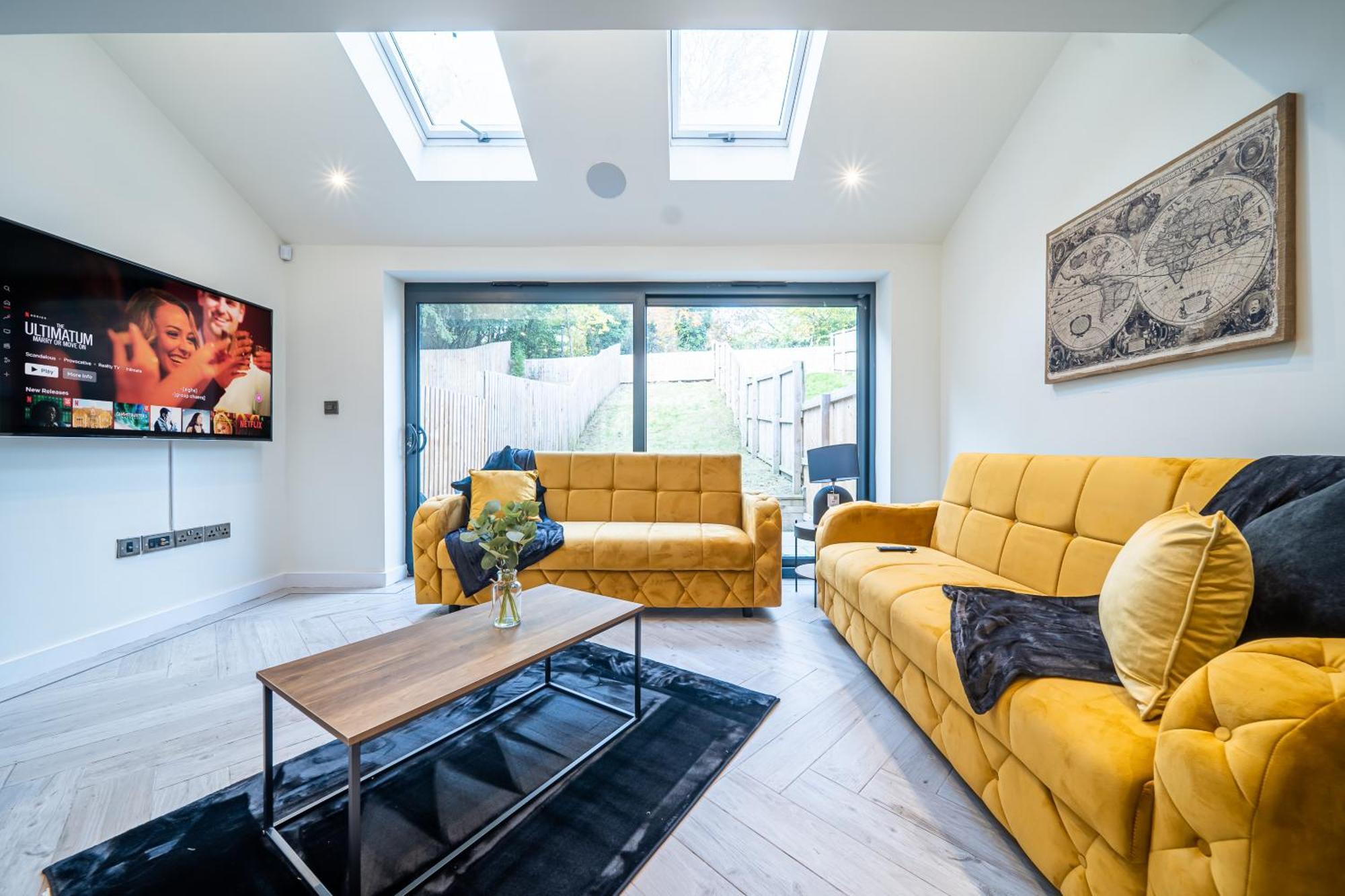 Apartment 4-bed Townhouse, Secure & Close To Centre- Ideal For Corporate Guests *