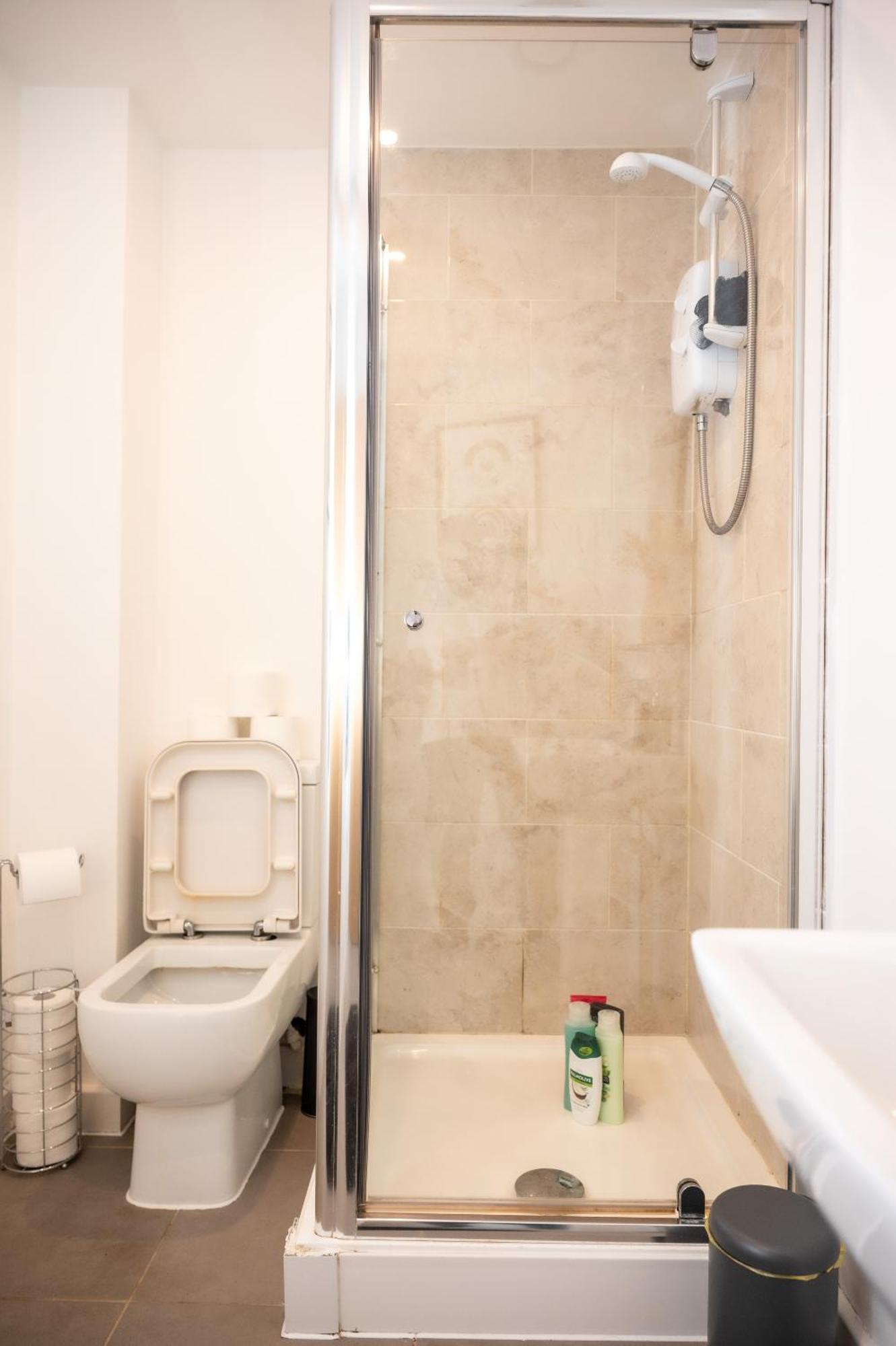 Corporate-friendly 2br In Leeds, Near Kirkstall Shopping Centre *