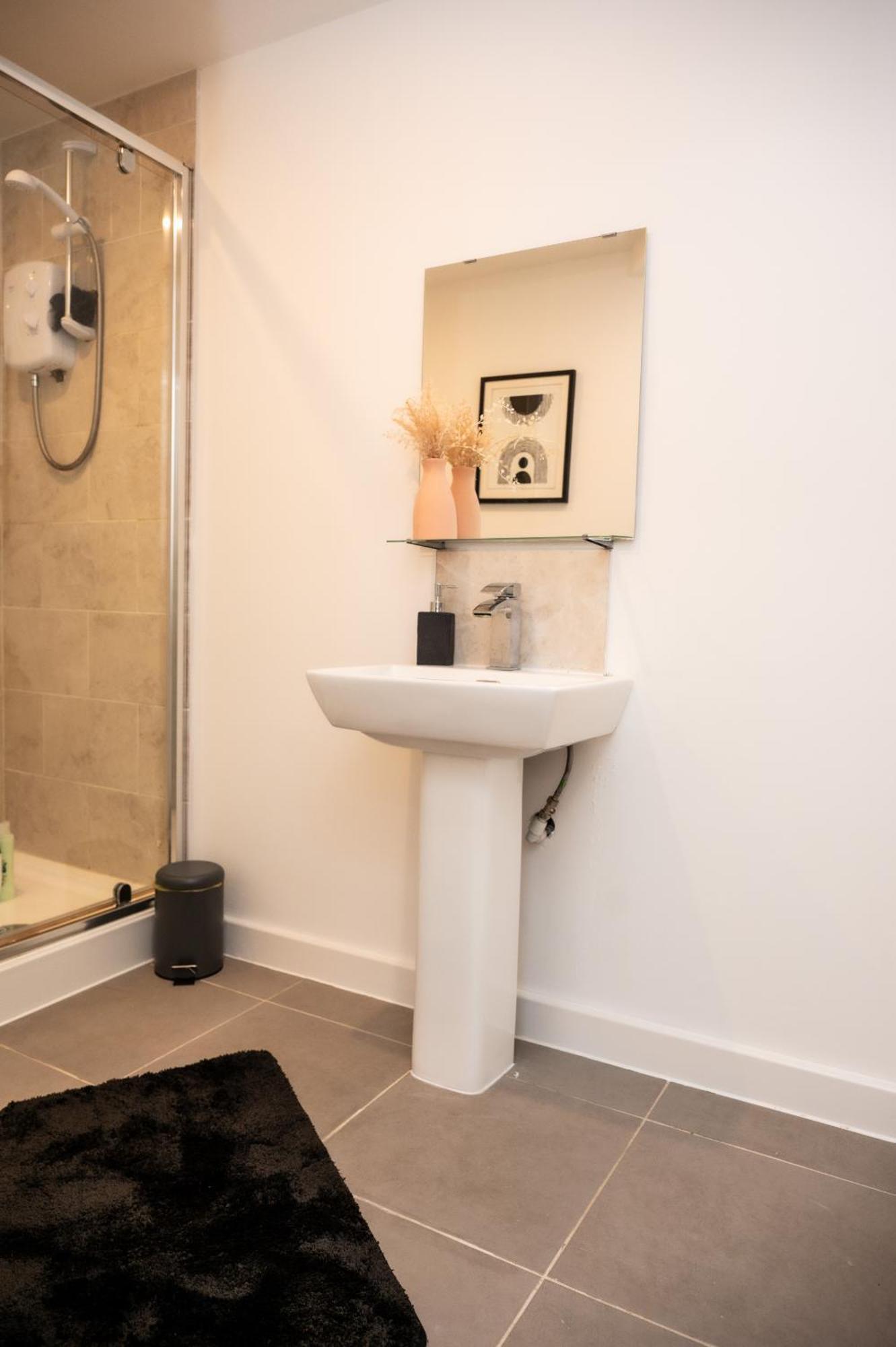 Corporate-friendly 2br In Leeds, Near Kirkstall Shopping Centre Apartment