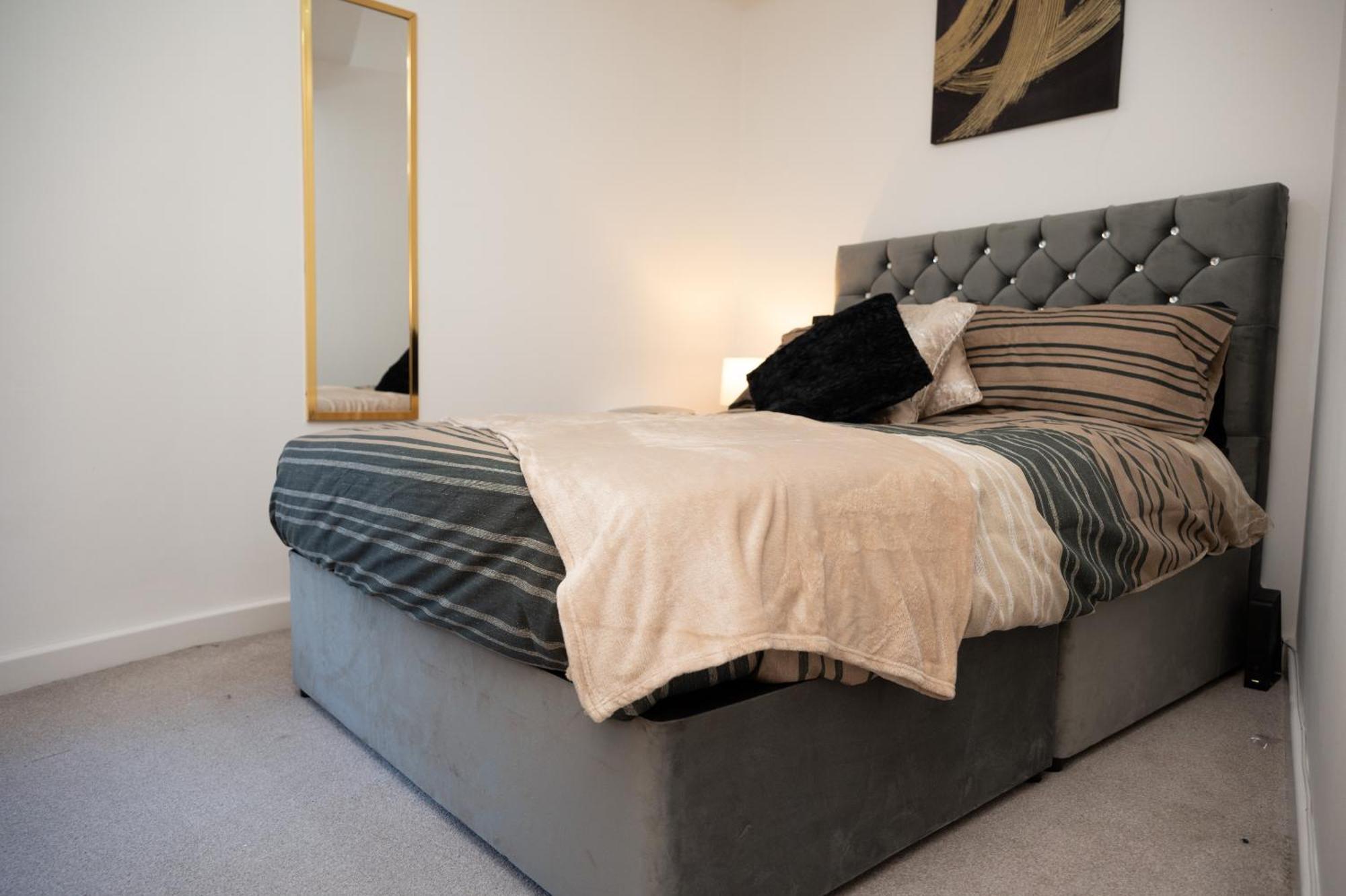 Corporate-friendly 2br In Leeds, Near Kirkstall Shopping Centre