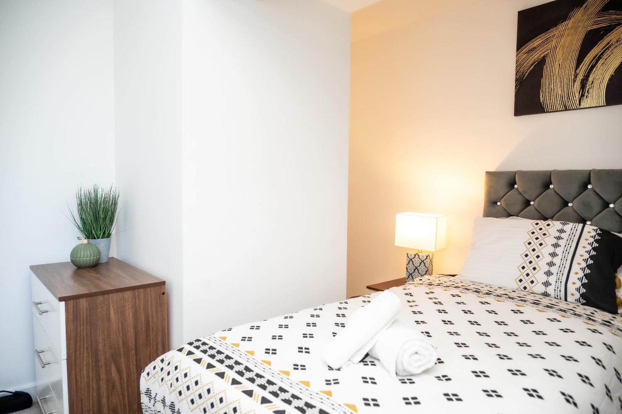Corporate-friendly 2br In Leeds, Near Kirkstall Shopping Centre Leeds (West Yorkshire)