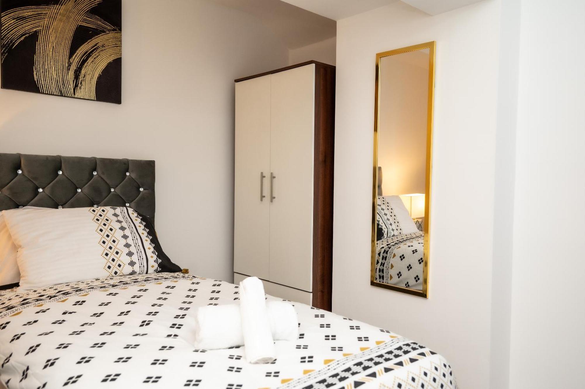 Apartment Corporate-friendly 2br In Leeds, Near Kirkstall Shopping Centre *