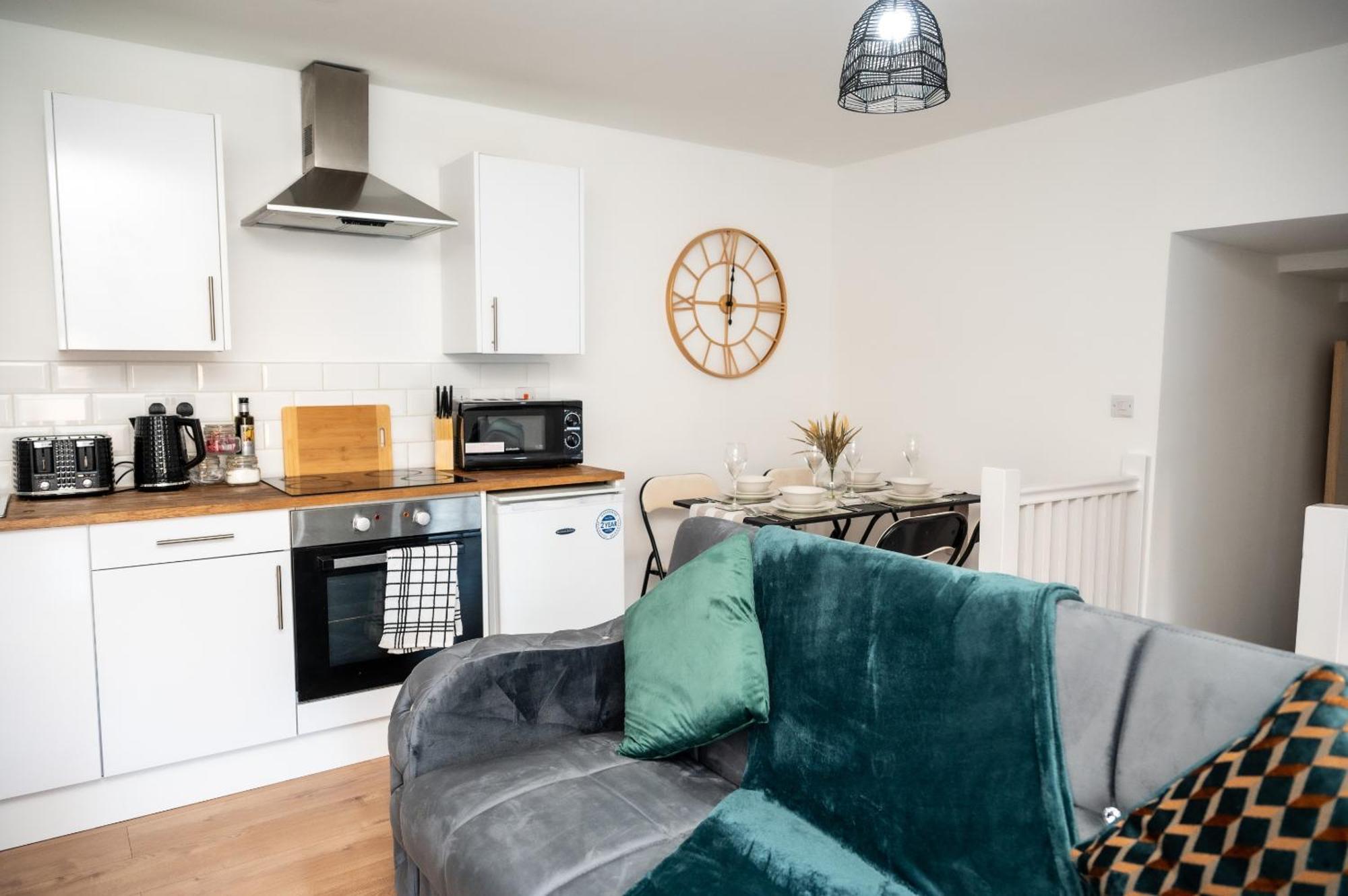 Corporate-friendly 2br In Leeds, Near Kirkstall Shopping Centre *