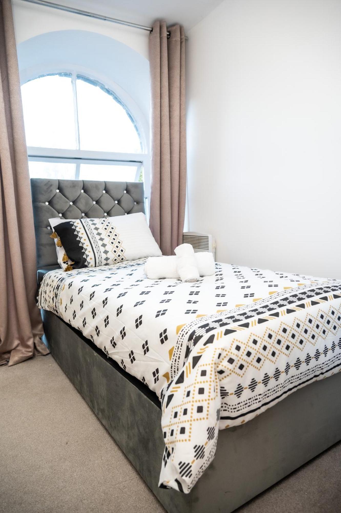 Apartment Corporate-friendly 2br In Leeds, Near Kirkstall Shopping Centre *