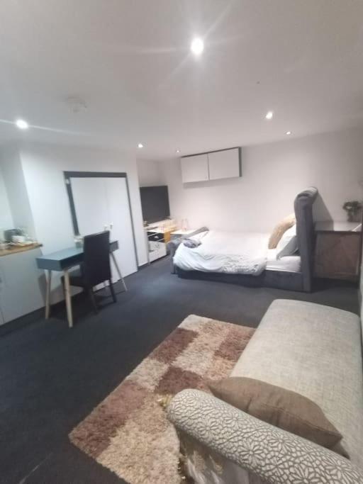 A Cosy Deluxe Size Studio With Queen Size And Sofa Bed * Leeds (West Yorkshire)