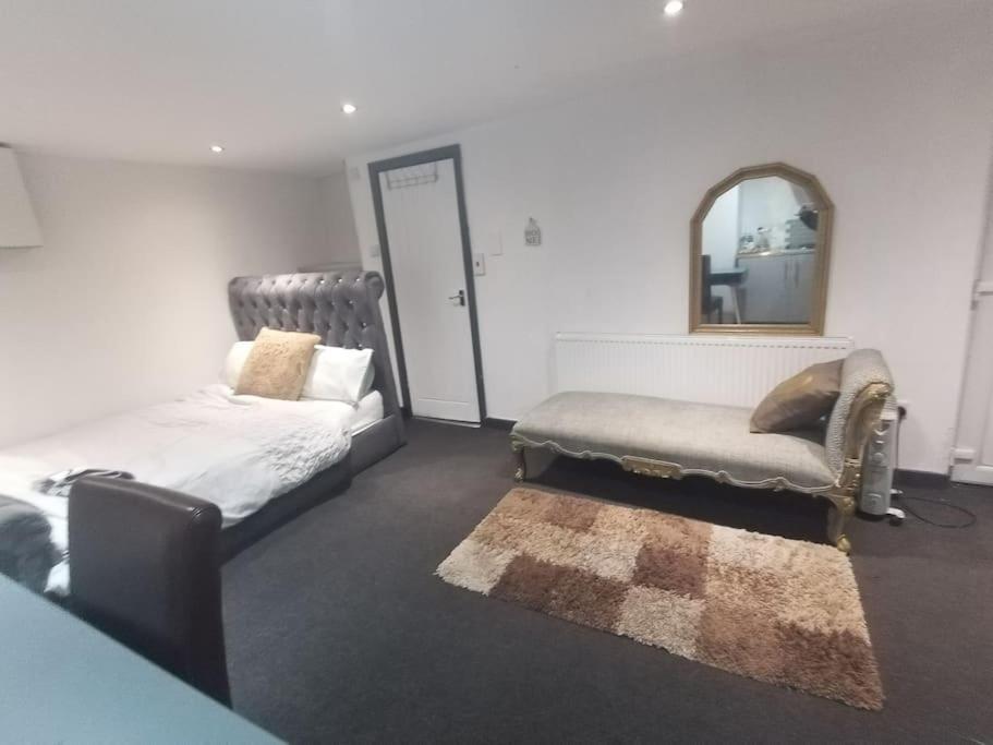 A Cosy Deluxe Size Studio With Queen Size And Sofa Bed
