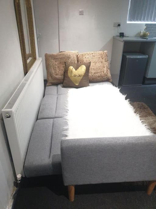 A Cosy Deluxe Size Studio With Queen Size And Sofa Bed * Leeds (West Yorkshire)