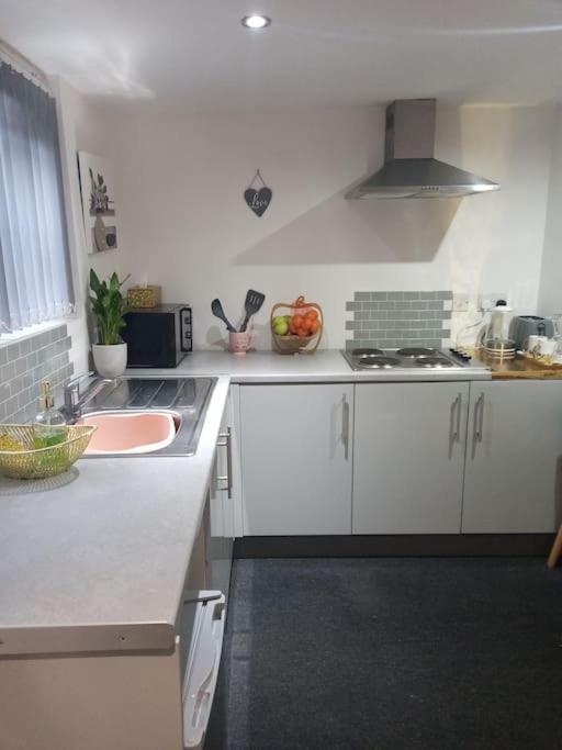 Apartment A Cosy Deluxe Size Studio With Queen Size And Sofa Bed Leeds (West Yorkshire)