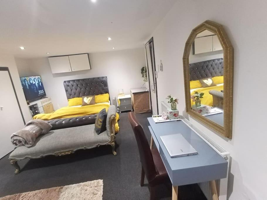 Apartment A Cosy Deluxe Size Studio With Queen Size And Sofa Bed *