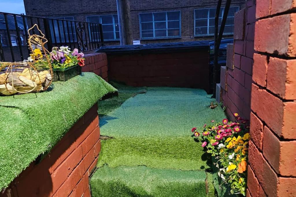 A Cosy Deluxe Size Studio With Queen Size And Sofa Bed Leeds (West Yorkshire)