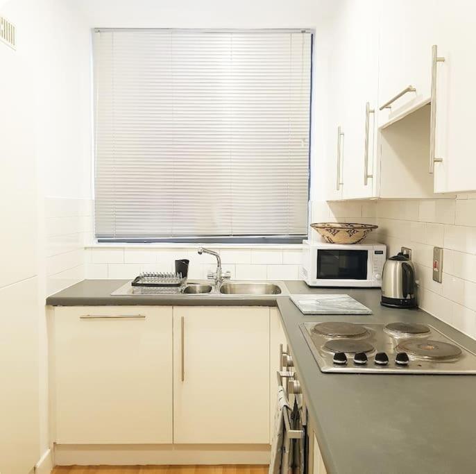 2 Bed Flat In Leeds Centre Apartment