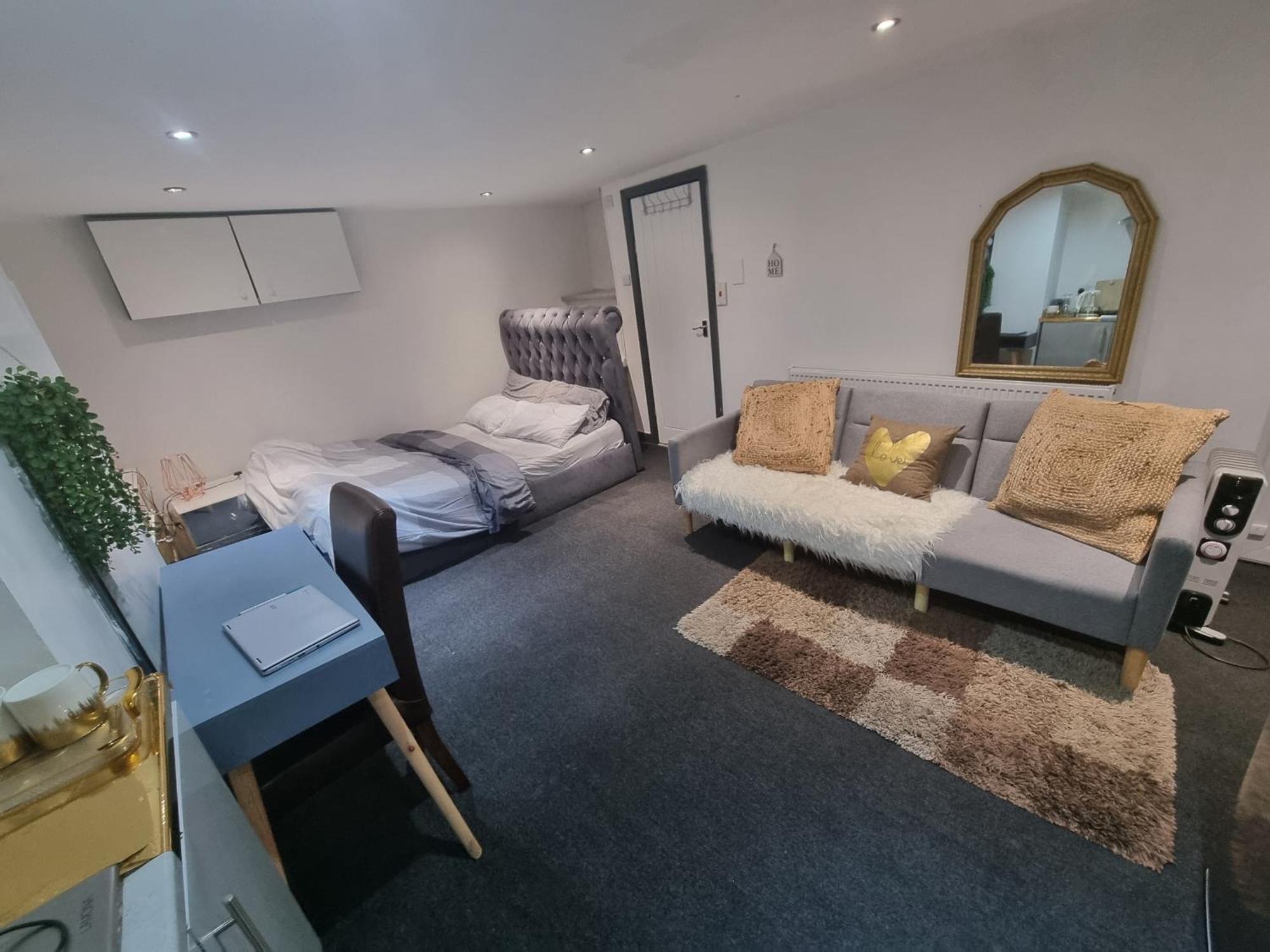 A Cosy Deluxe Size Studio With Queen Size And Sofa Bed Apartment Leeds (West Yorkshire)