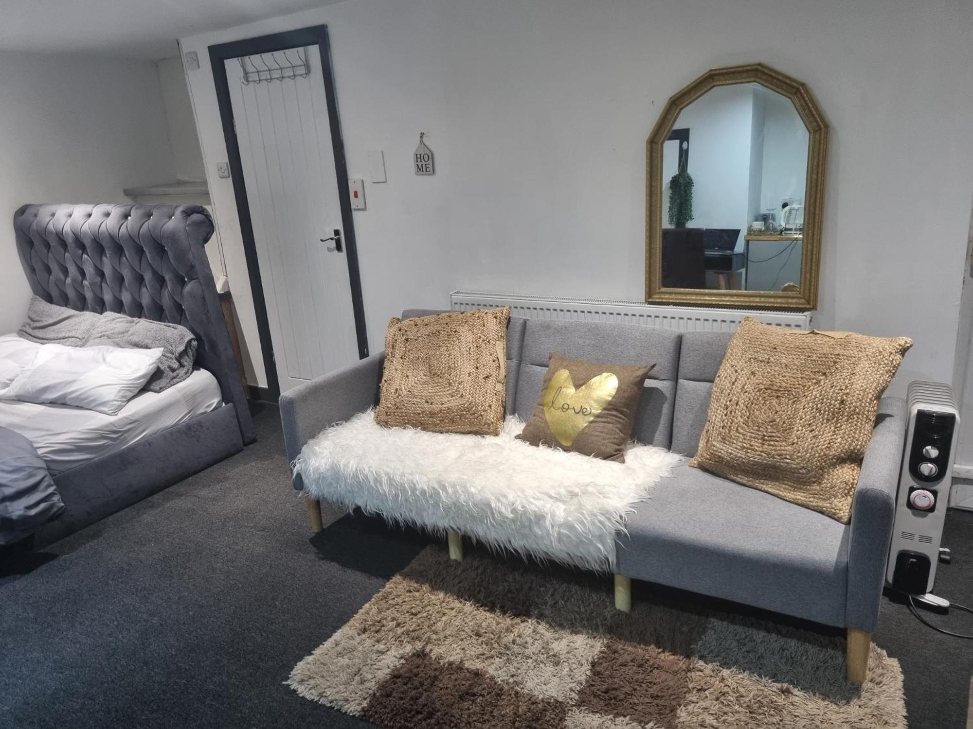 A Cosy Deluxe Size Studio With Queen Size And Sofa Bed * Leeds (West Yorkshire)