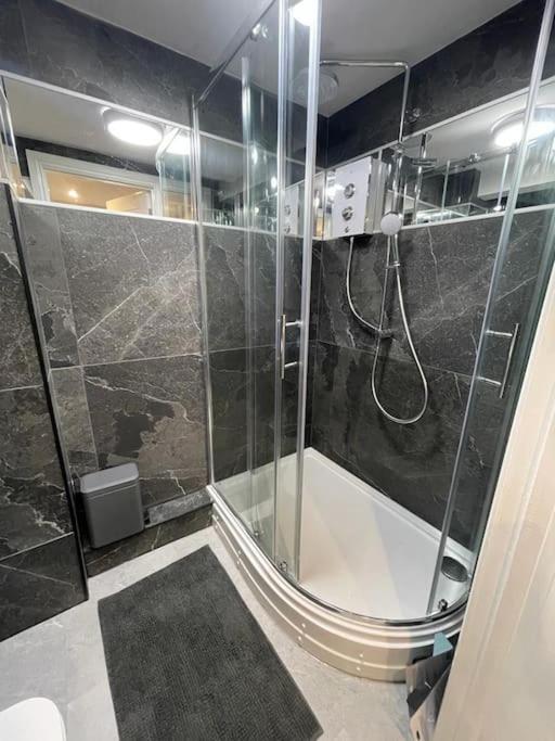 Self Contained In Burley, Leeds Apartment *