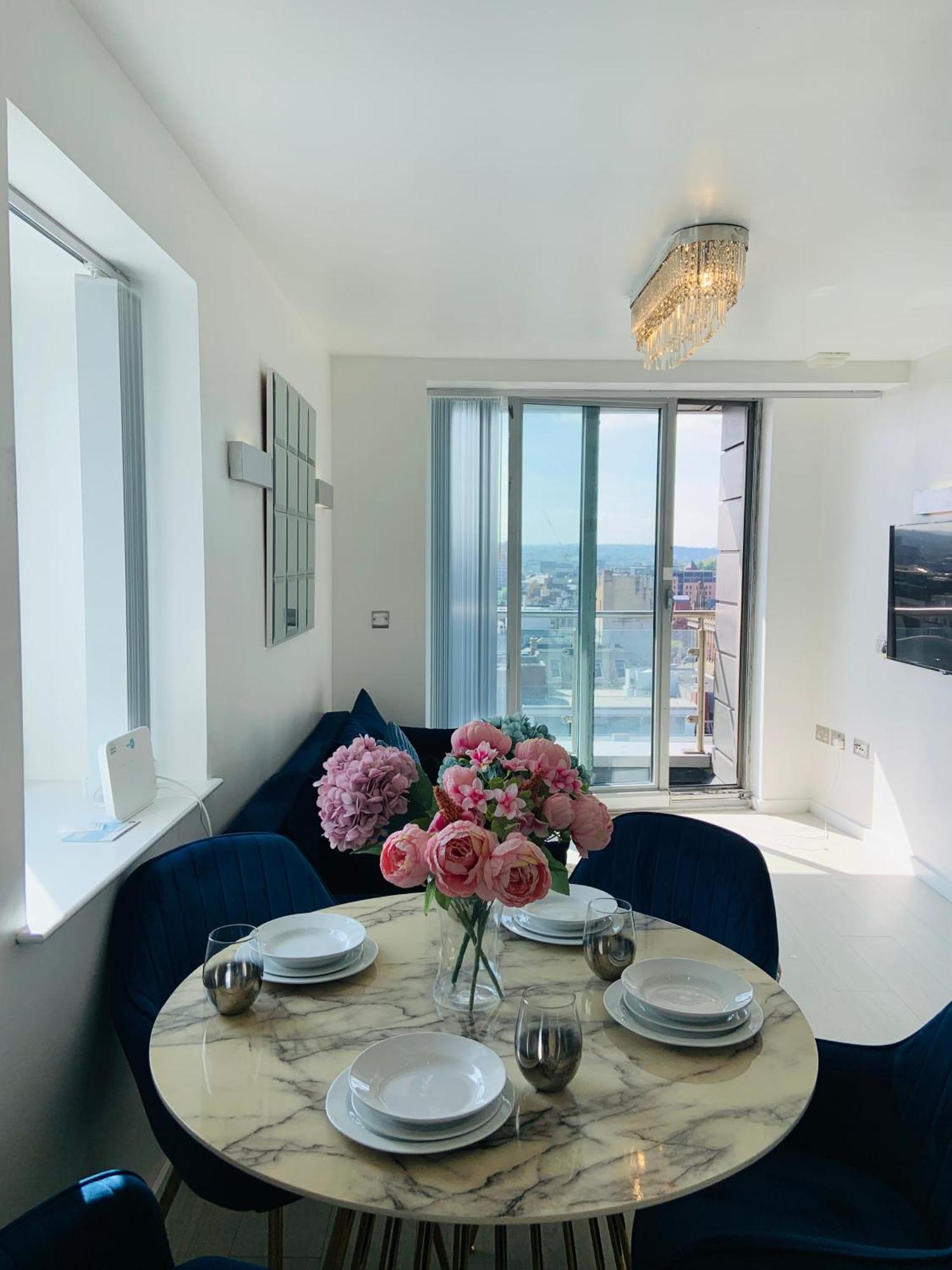 Winners Of 2025 Traveller Award, Elegant Two Bedroom With Netflix & Wifi Apartment Leeds (West Yorkshire)