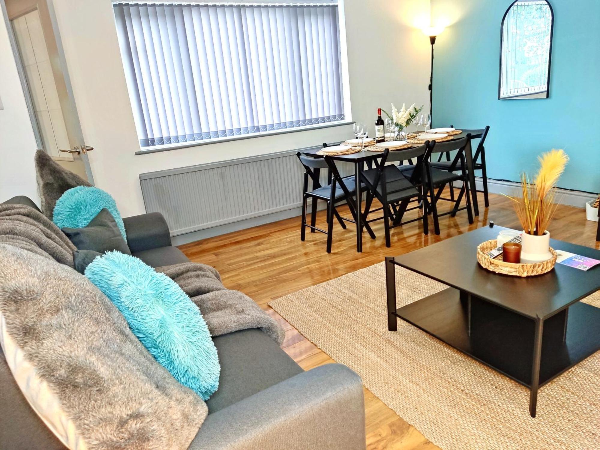 Comfortable 3 Bedrooms Leeds Beach House - Ideal For Family And Contractors With Free Parking For 2 Cars - Free Wifi - Projector - Smart Light