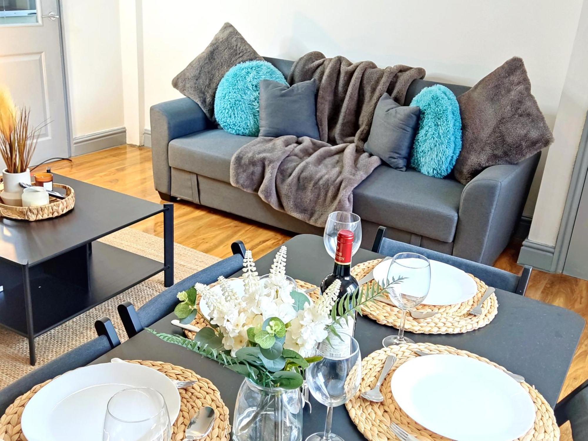 Comfortable 3 Bedrooms Leeds Beach House - Ideal For Family And Contractors With Free Parking For 2 Cars - Free Wifi - Projector - Smart Light * Leeds (West Yorkshire)