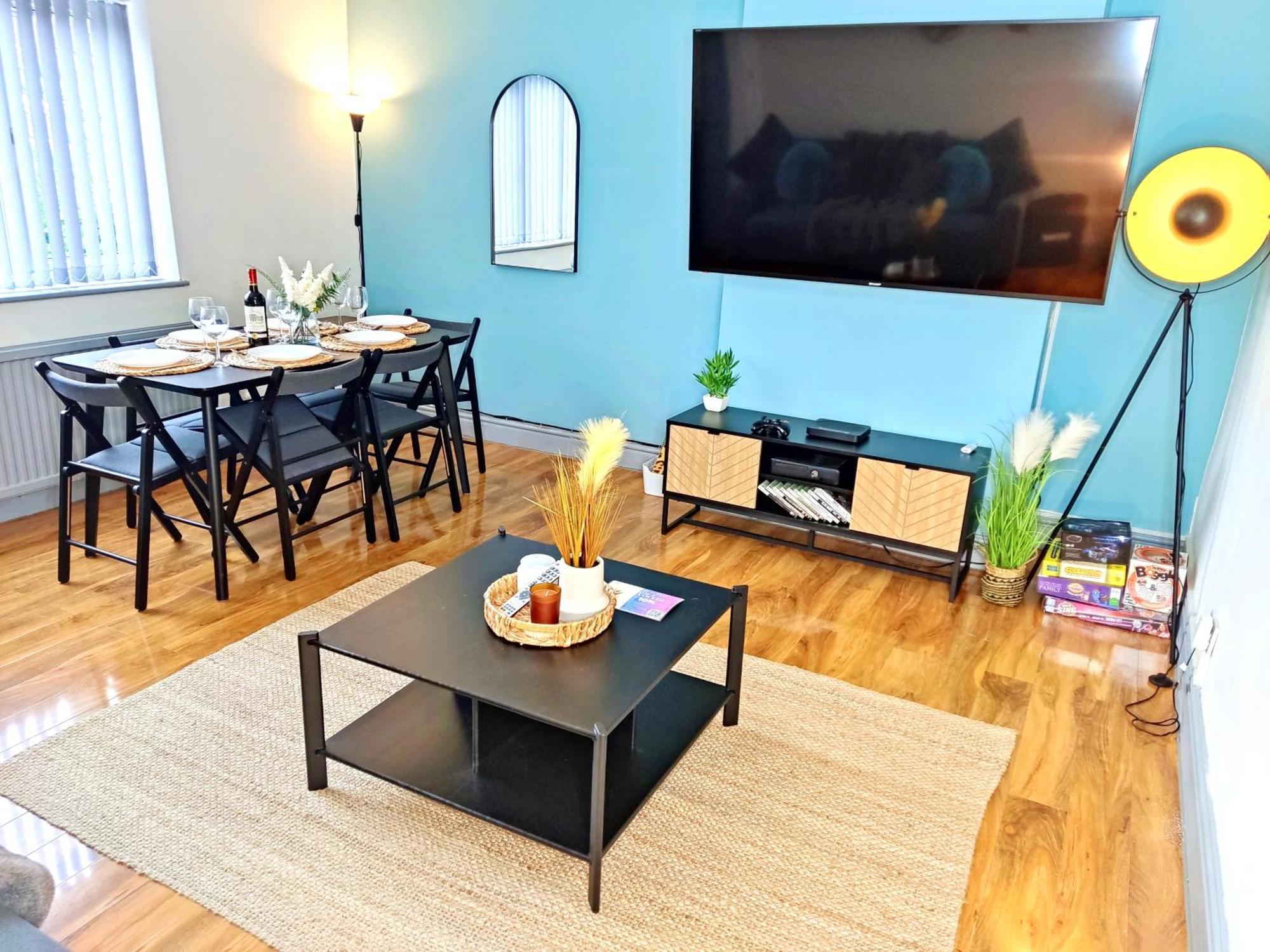 Holiday home Comfortable 3 Bedrooms Leeds Beach House - Ideal For Family And Contractors With Free Parking For 2 Cars - Free Wifi - Projector - Smart Light *