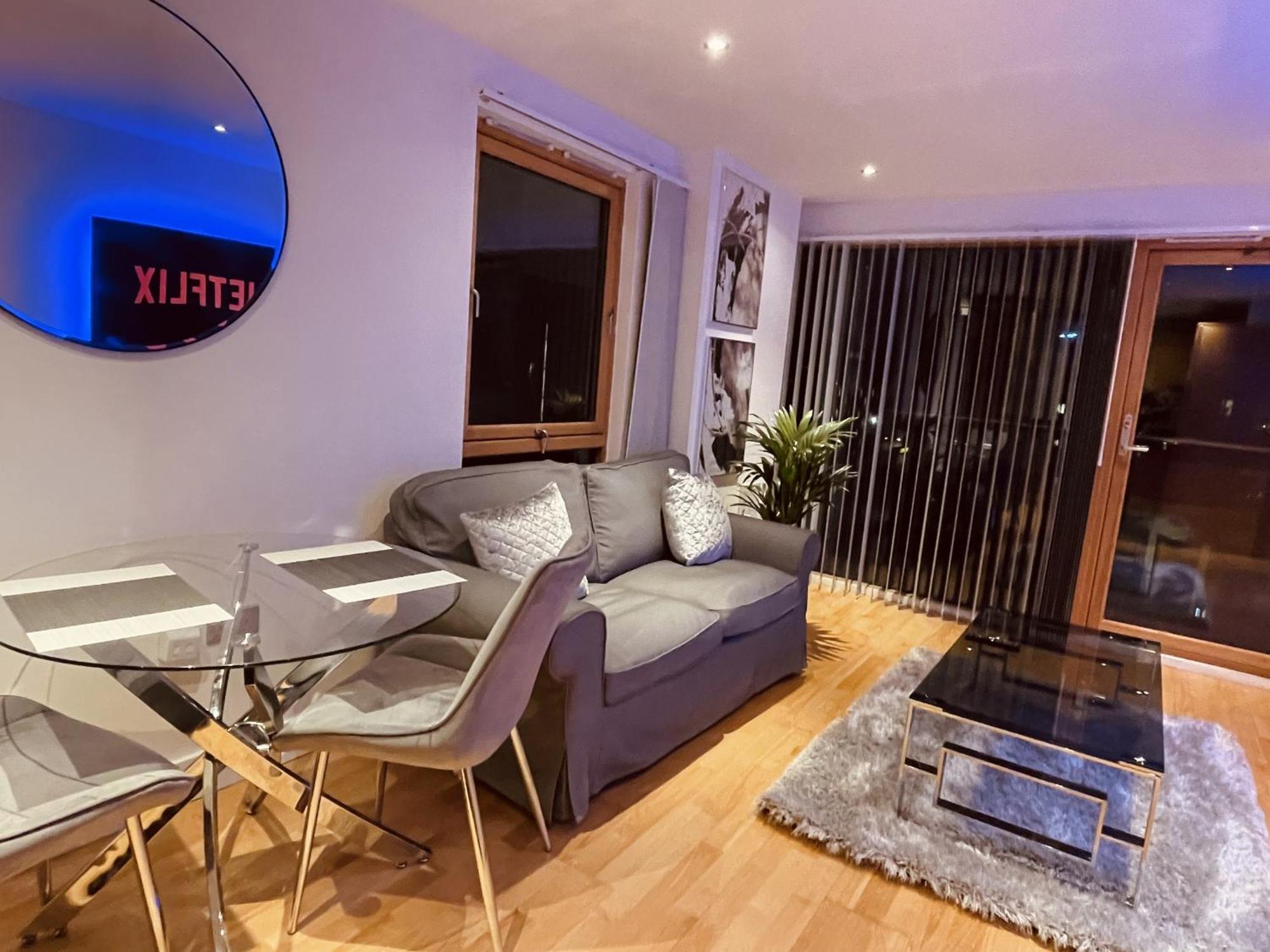 Deluxe Riverside Free Parking No Balcony Leeds (West Yorkshire)