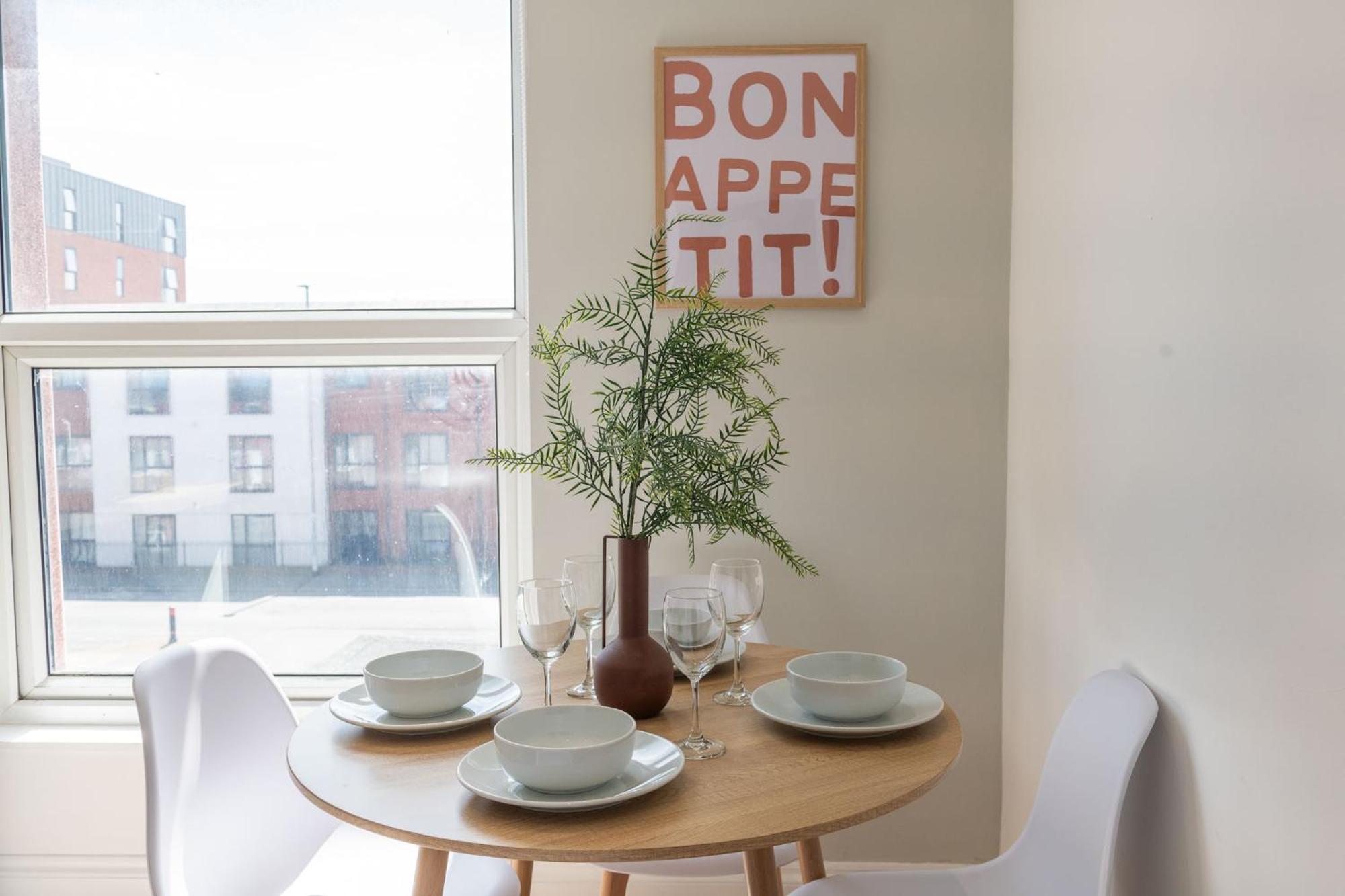Modern 2 Bedroom Flat Near Centre With Free Parking, Ideal For Contractors & Long - Nordstay