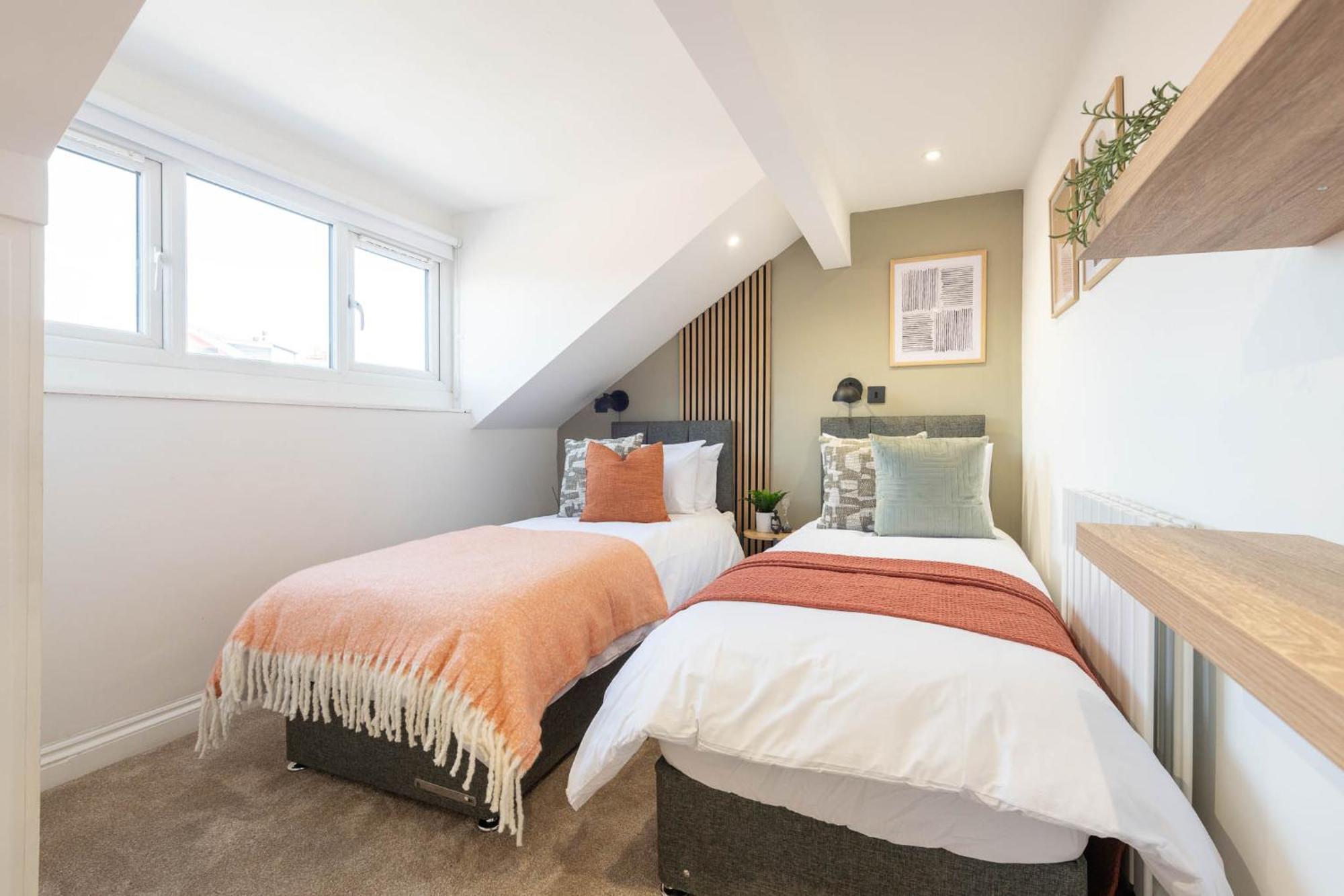 Modern 2 Bedroom Flat Near Centre With Free Parking, Ideal For Contractors & Long - Nordstay Apartment