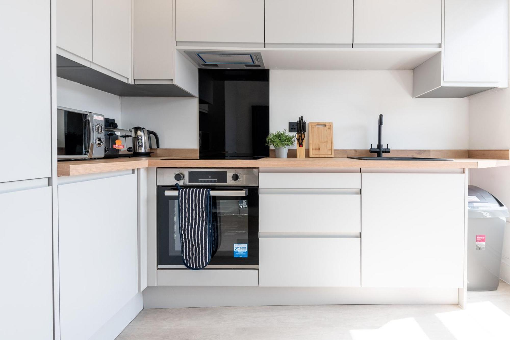 Modern 2 Bedroom Flat Near Centre With Free Parking, Ideal For Contractors & Long - Nordstay Apartment *