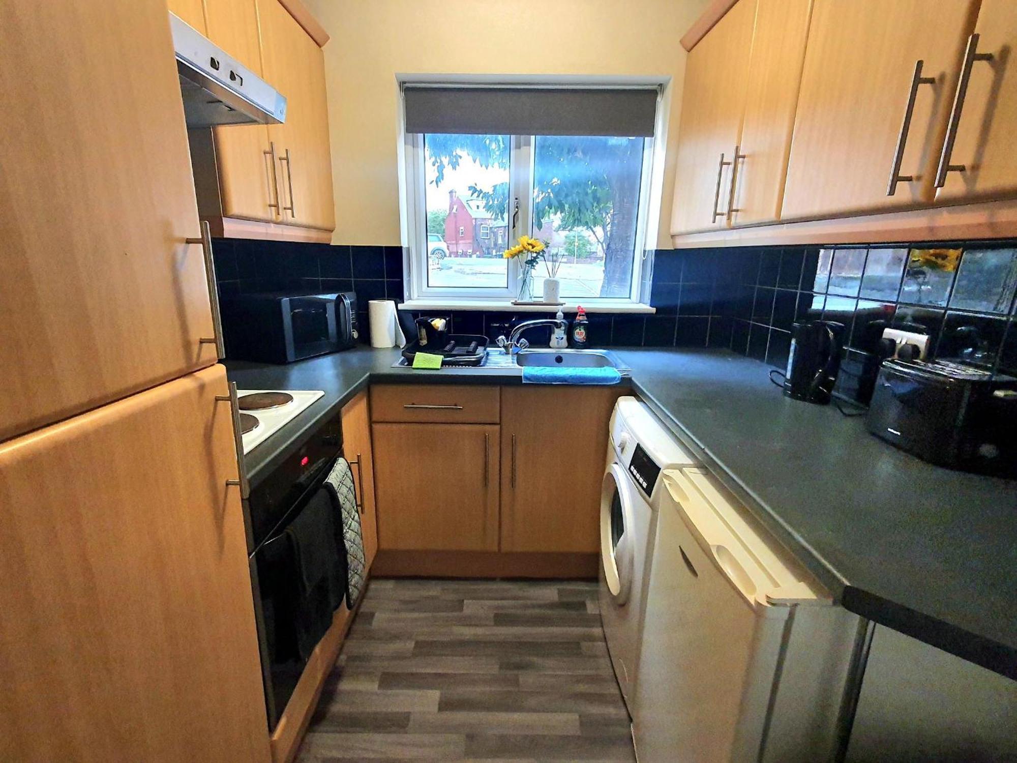 3 Beds - Leeds Centre & Lgi - Contact For Better Offers!