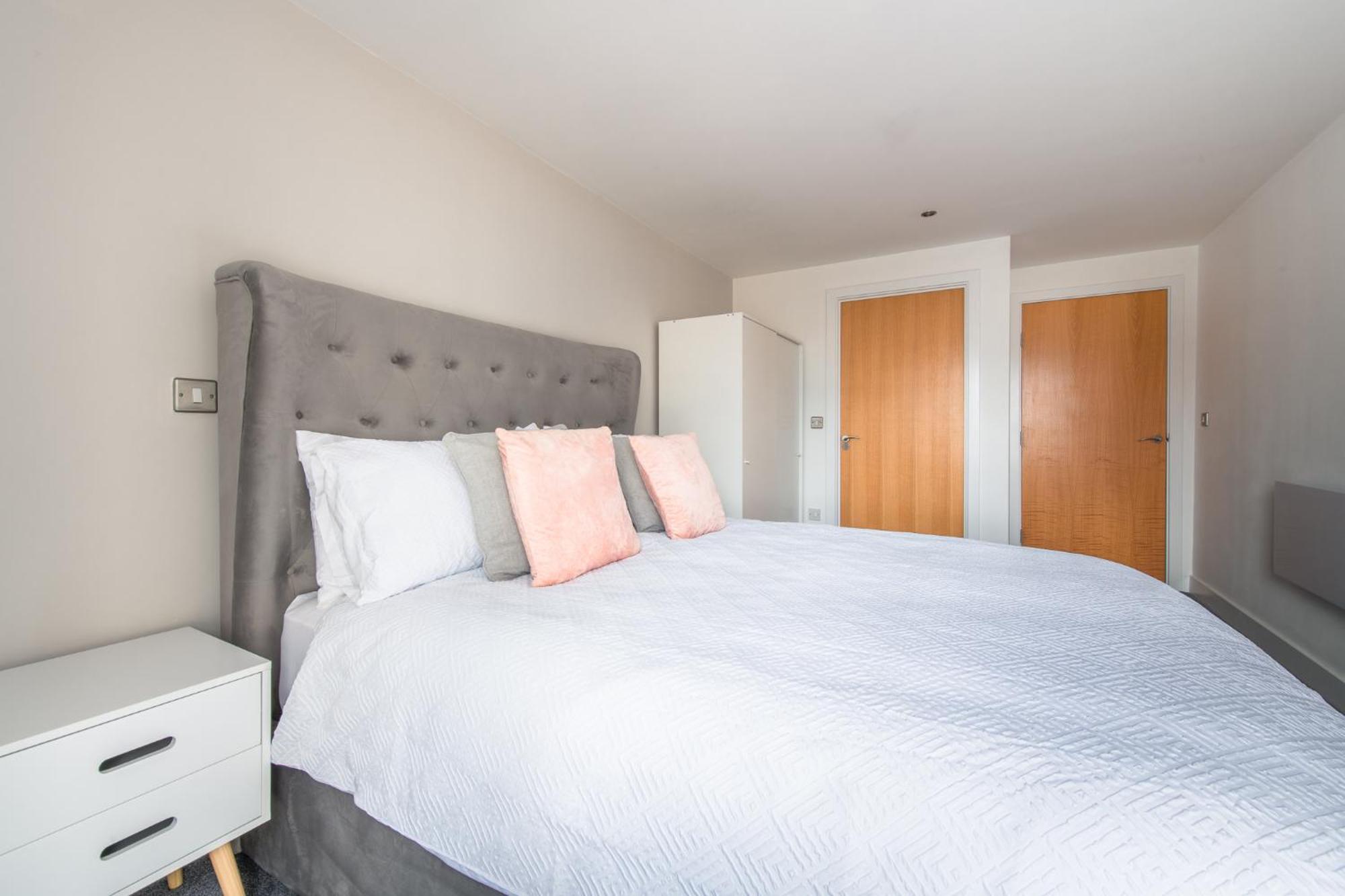 Stunning Centre Water Views 2 Bed 2 Bath Free Parking Apartment *