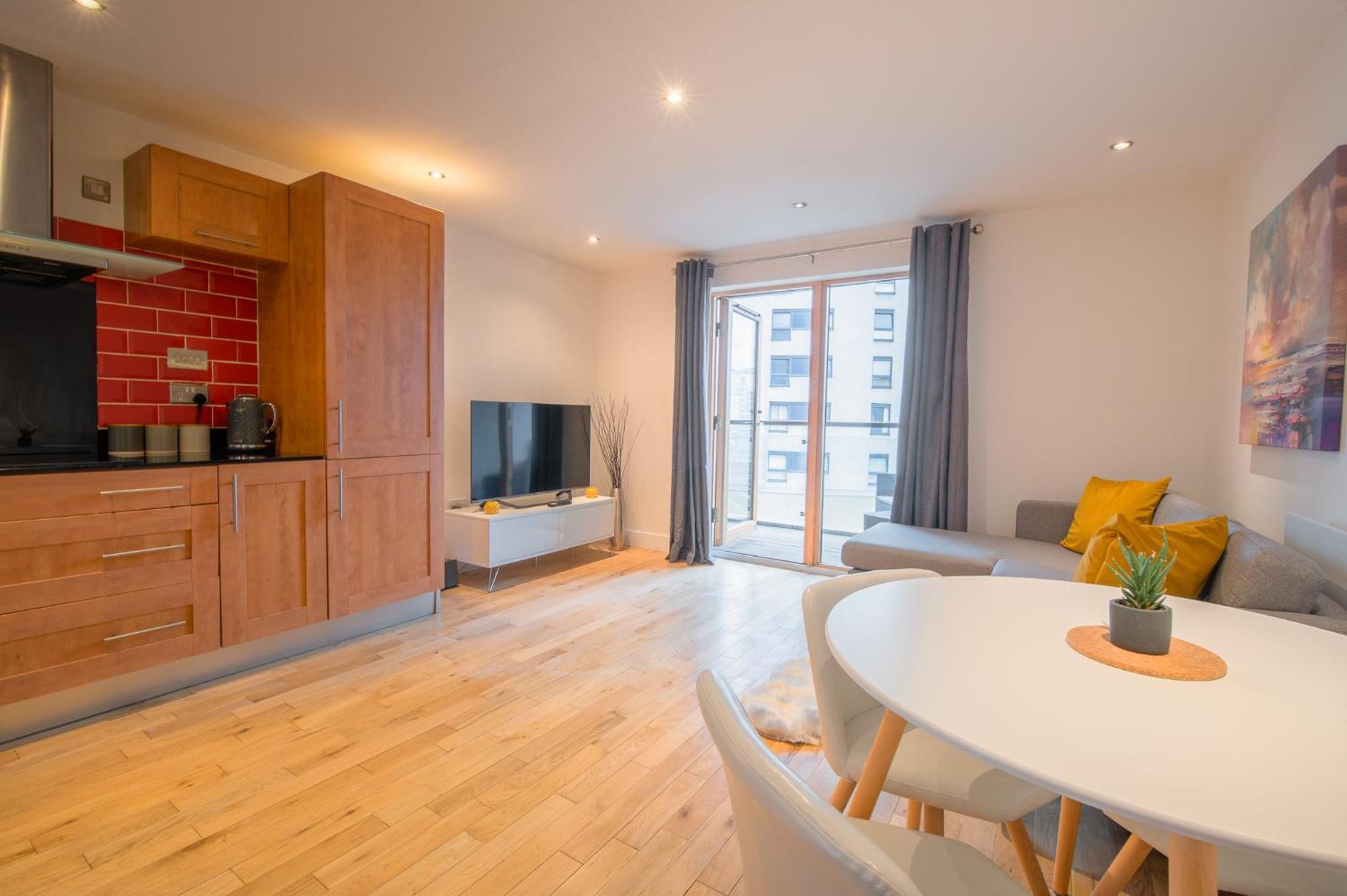 Stunning Centre Water Views 2 Bed 2 Bath Free Parking Apartment Leeds (West Yorkshire)