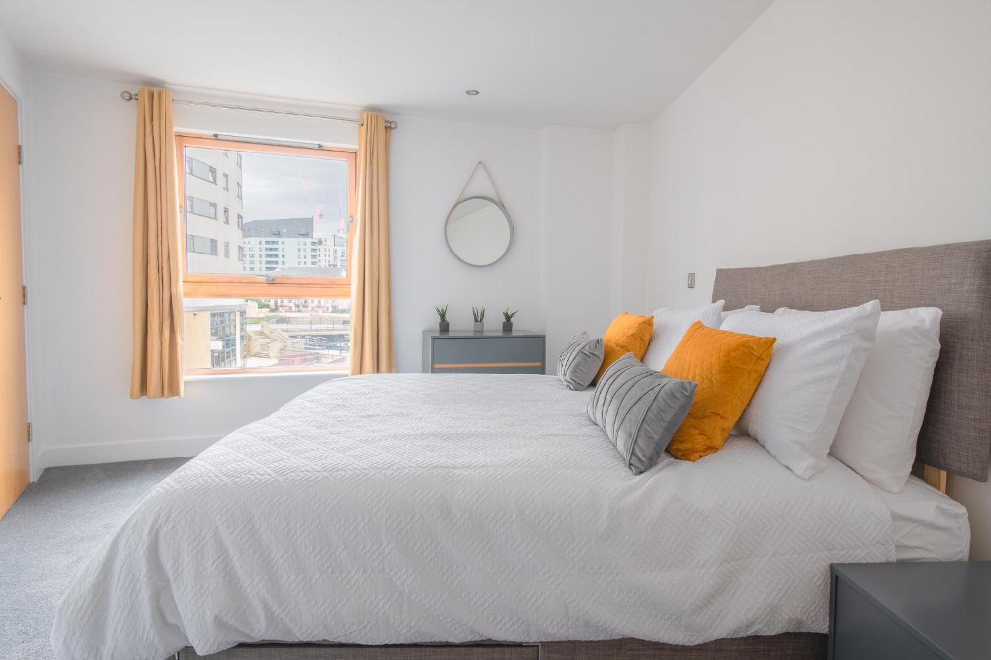 Stunning Centre Water Views 2 Bed 2 Bath Free Parking *