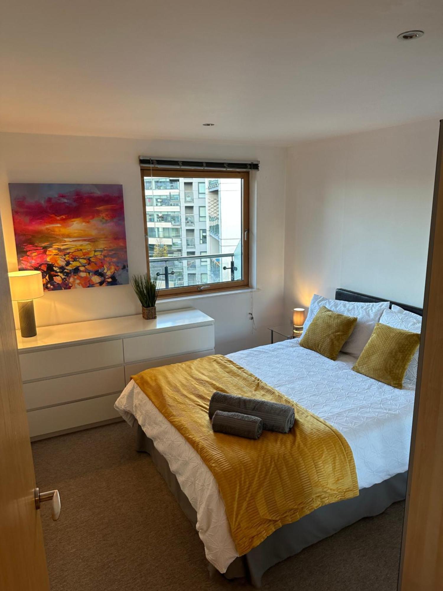 Stunning Centre Water Views 2 Bed 2 Bath Free Parking Apartment *