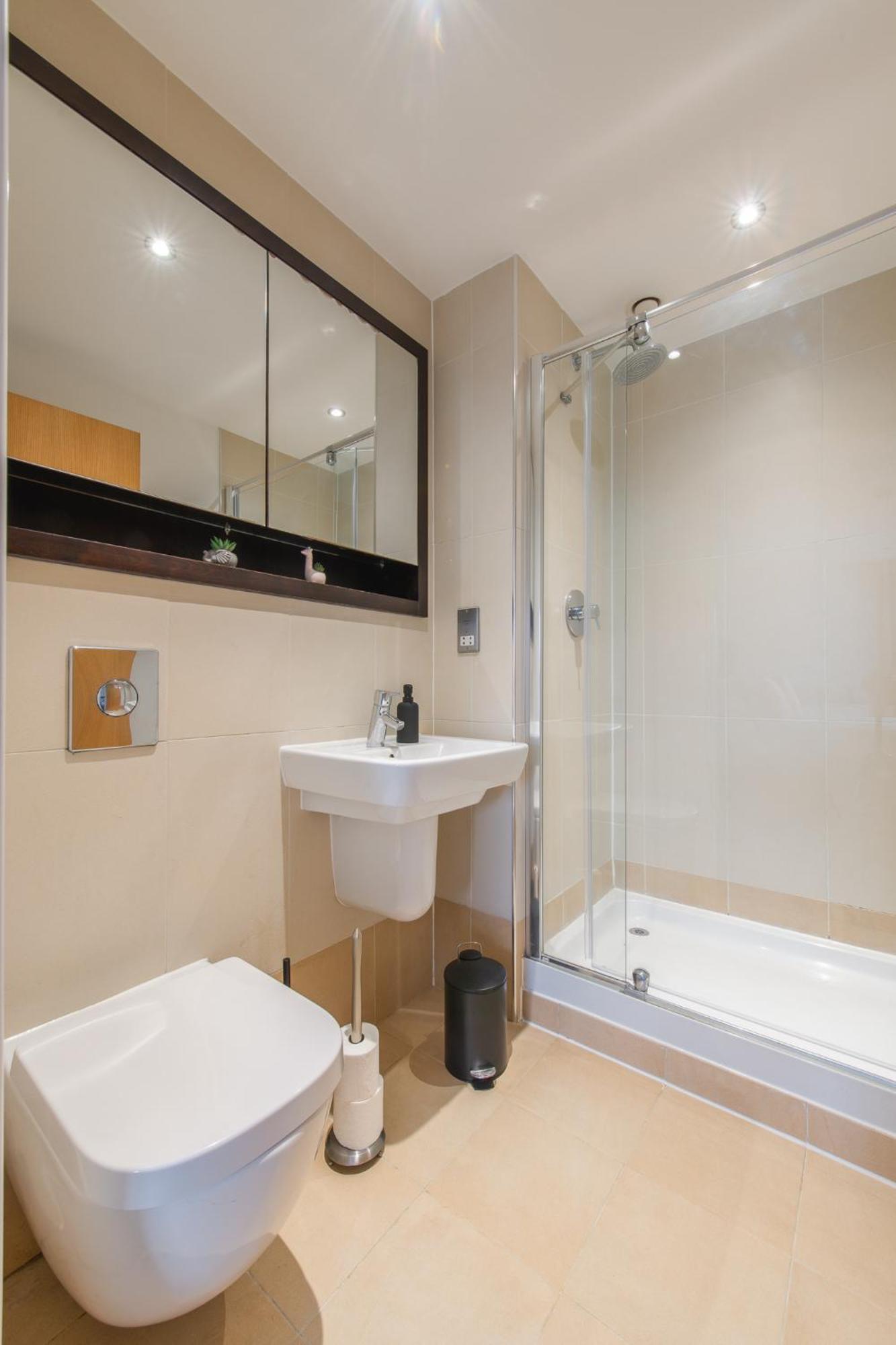 Stunning Centre Water Views 2 Bed 2 Bath Free Parking Apartment Leeds (West Yorkshire)