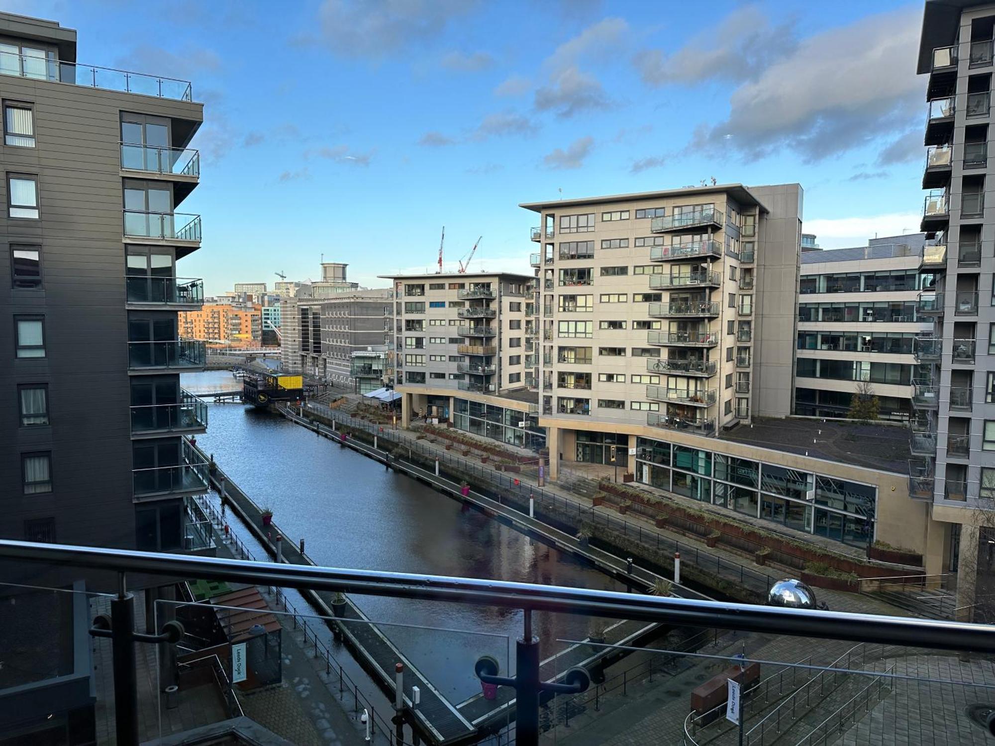 Apartment Stunning Centre Water Views 2 Bed 2 Bath Free Parking *