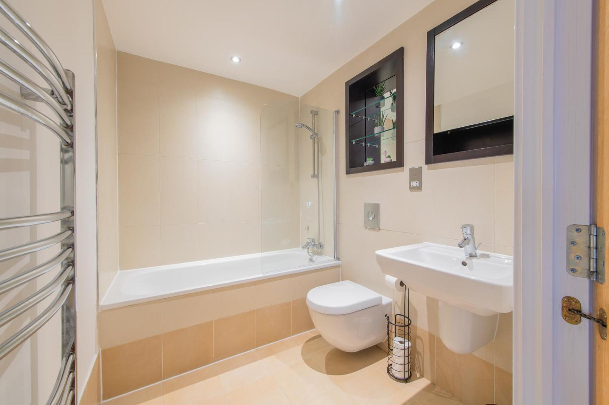 Stunning Centre Water Views 2 Bed 2 Bath Free Parking Apartment