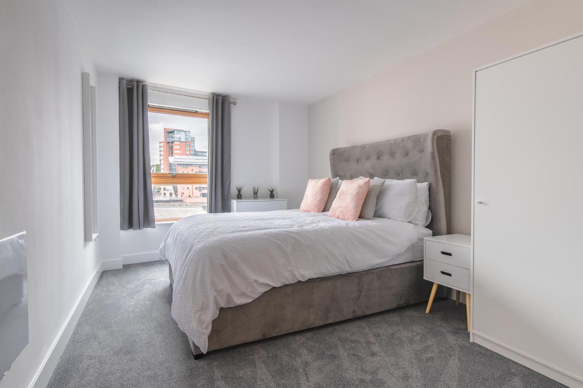 Stunning Centre Water Views 2 Bed 2 Bath Free Parking