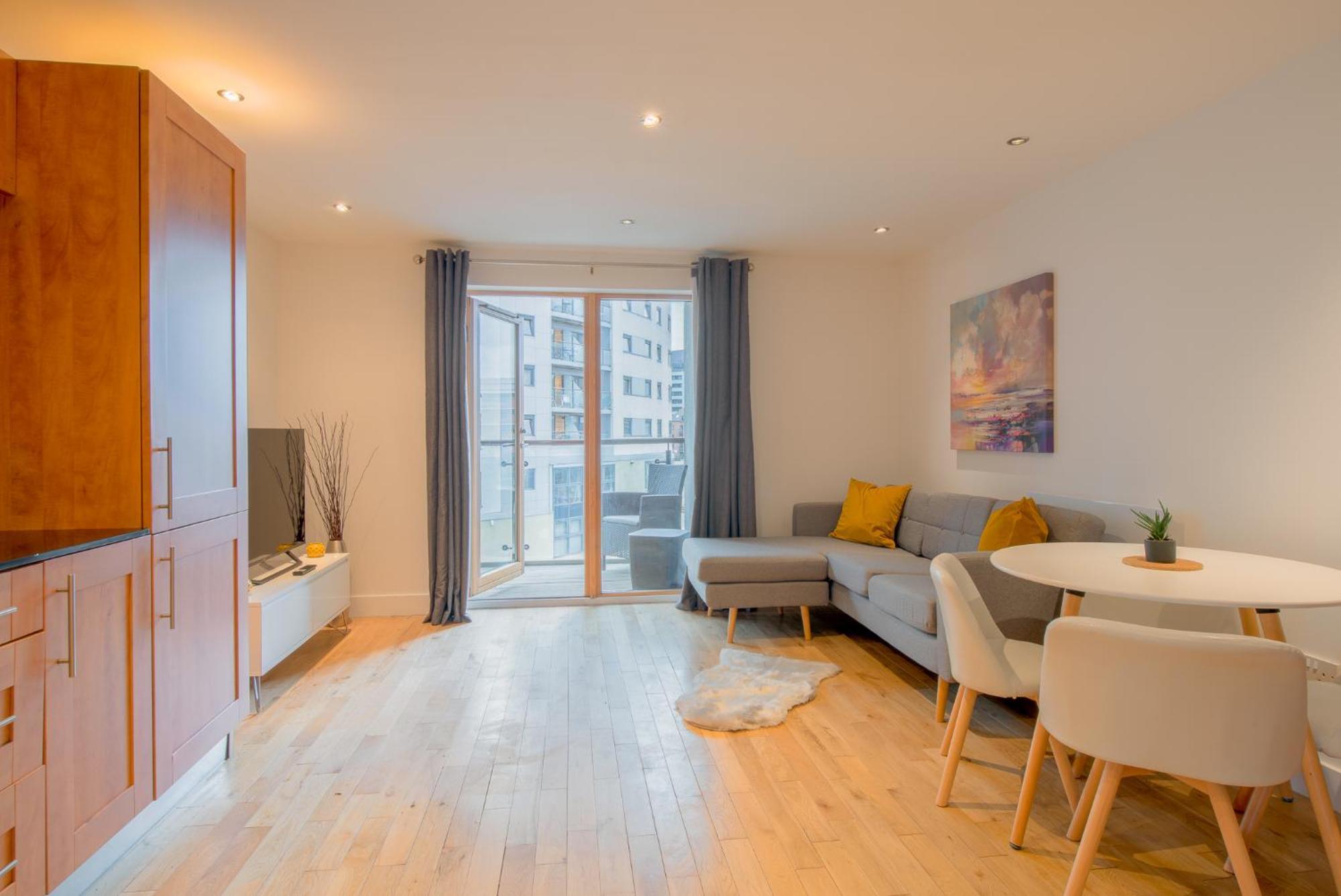 Stunning Centre Water Views 2 Bed 2 Bath Free Parking * Leeds (West Yorkshire)