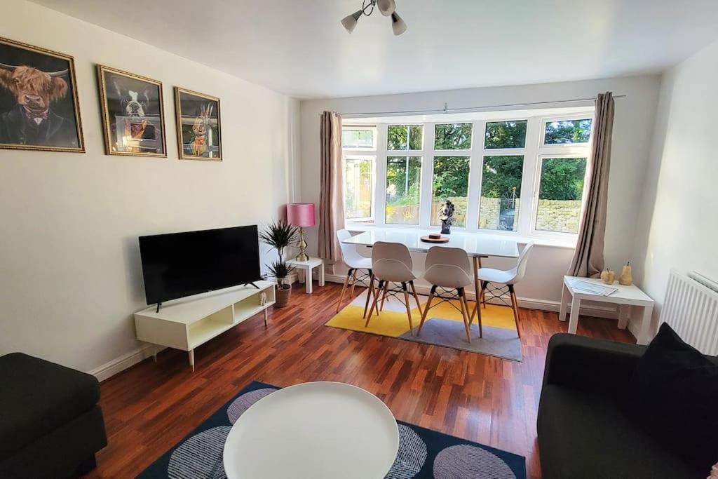 Big 7xguest House 3xvan Locked Carport Garden & Bradford Holiday home Leeds (West Yorkshire)