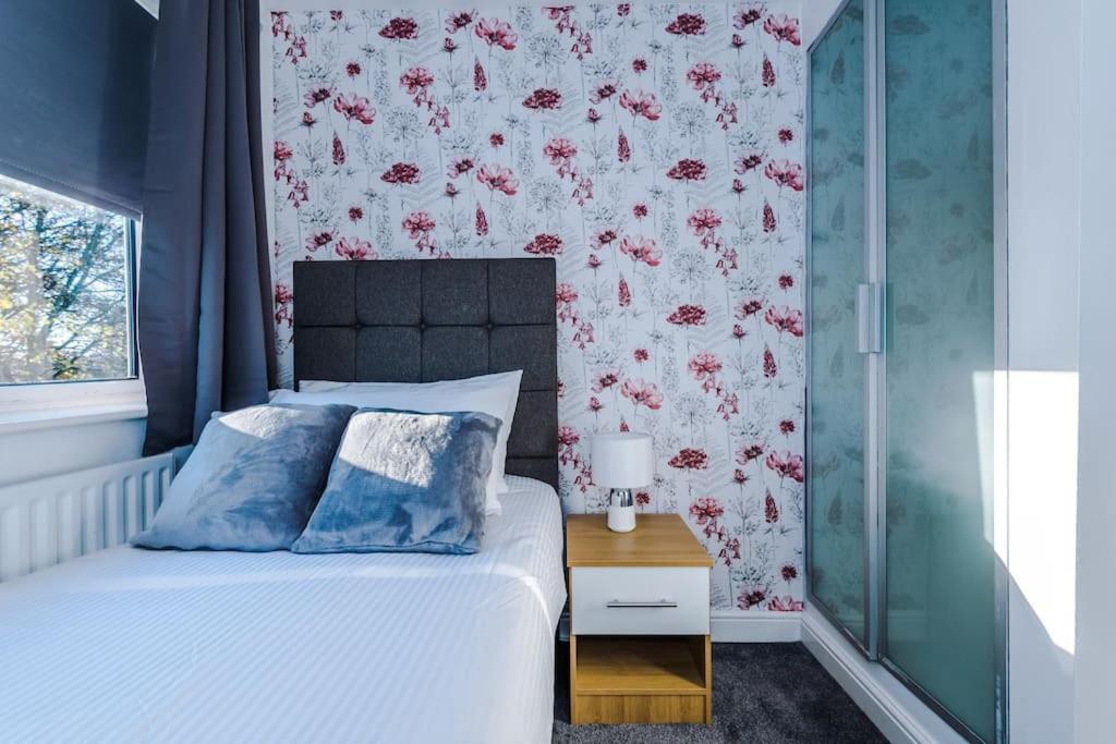 Big 7xguest House 3xvan Locked Carport Garden & Bradford Holiday home Leeds (West Yorkshire)