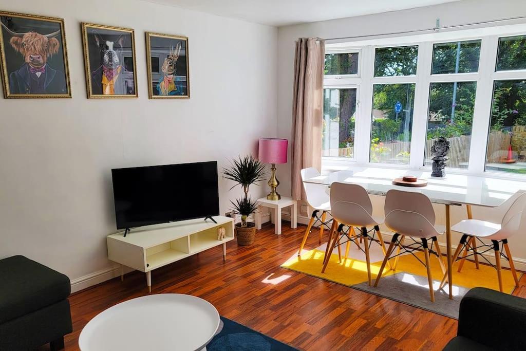 Big 7xguest House 3xvan Locked Carport Garden & Bradford Leeds (West Yorkshire)