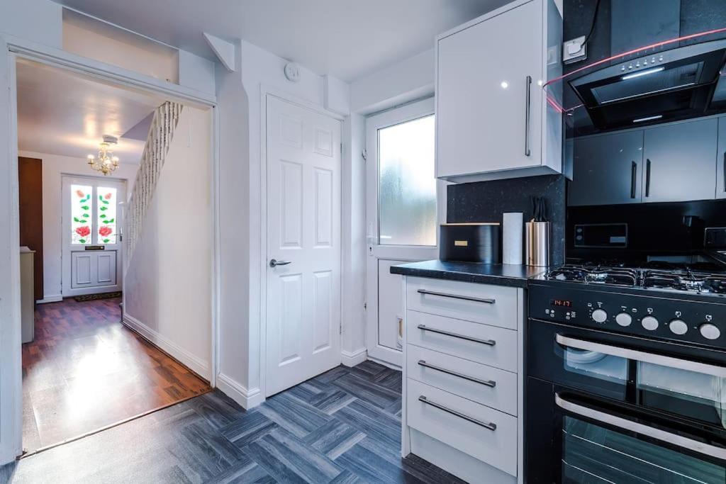Big 7xguest House 3xvan Locked Carport Garden & Bradford Holiday home