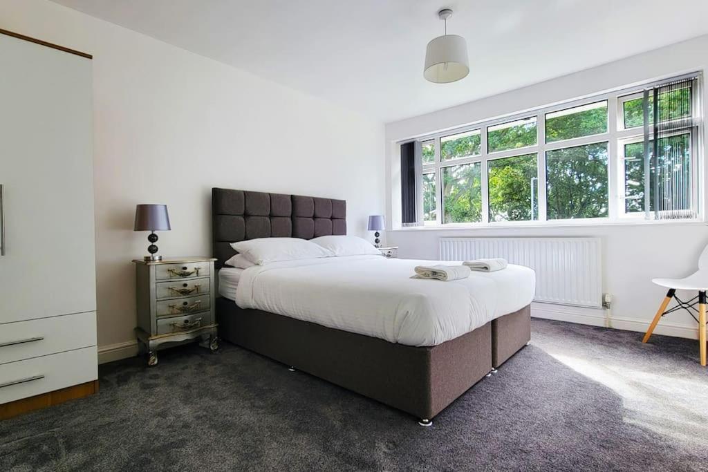 Big 7xguest House 3xvan Locked Carport Garden & Bradford Leeds (West Yorkshire)