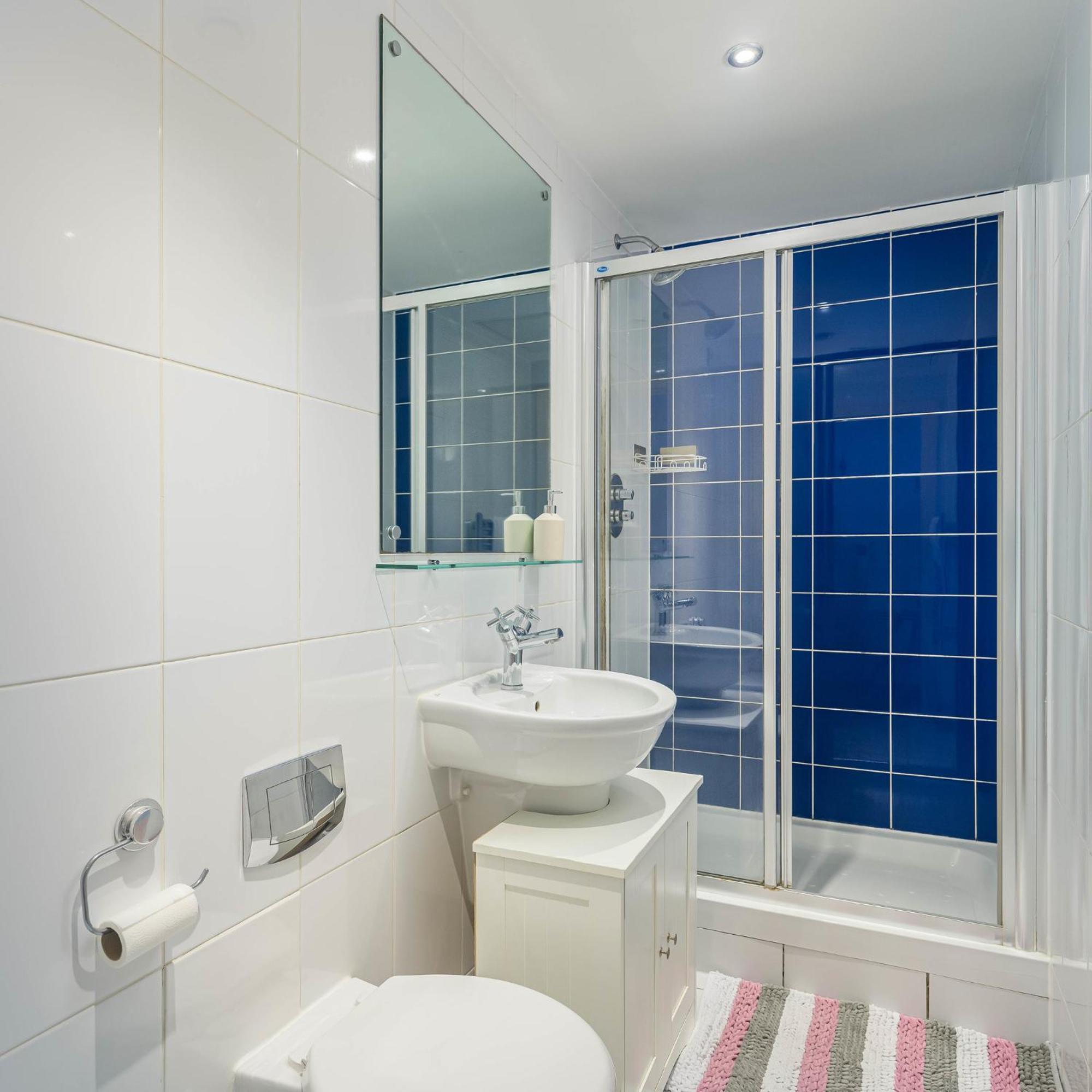 Avenues Apartment *