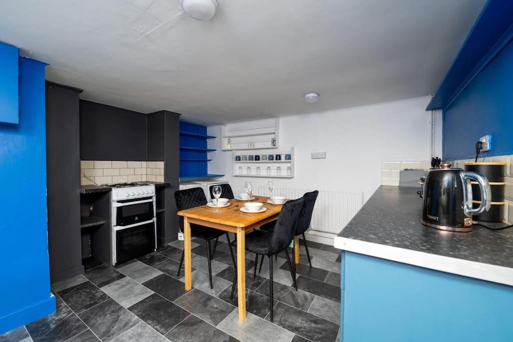 Graham House Apartment *