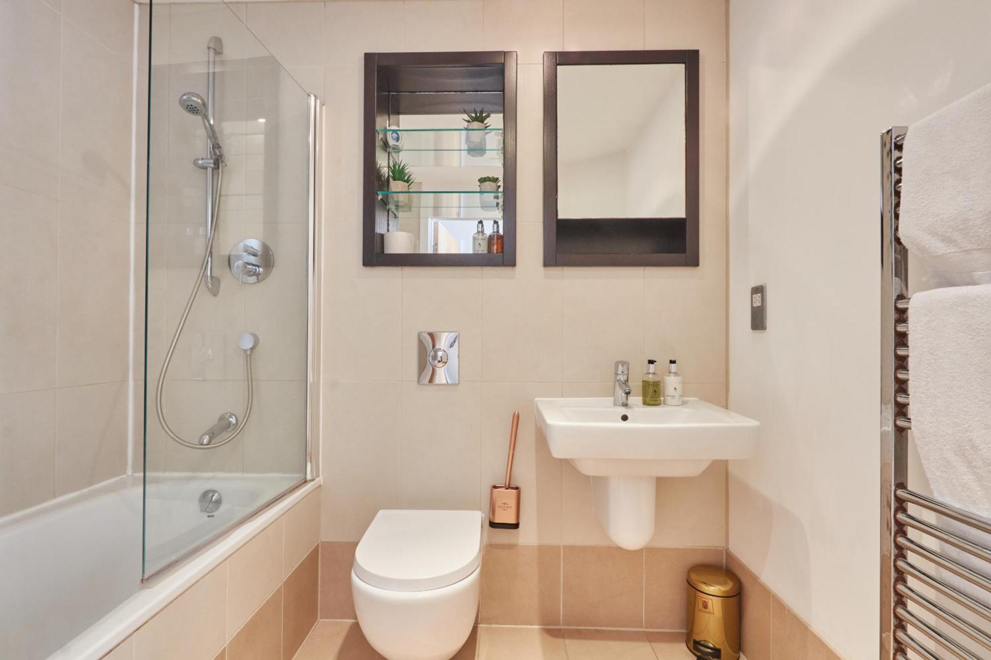 Leeds Dock Apt&free Secure Parking!