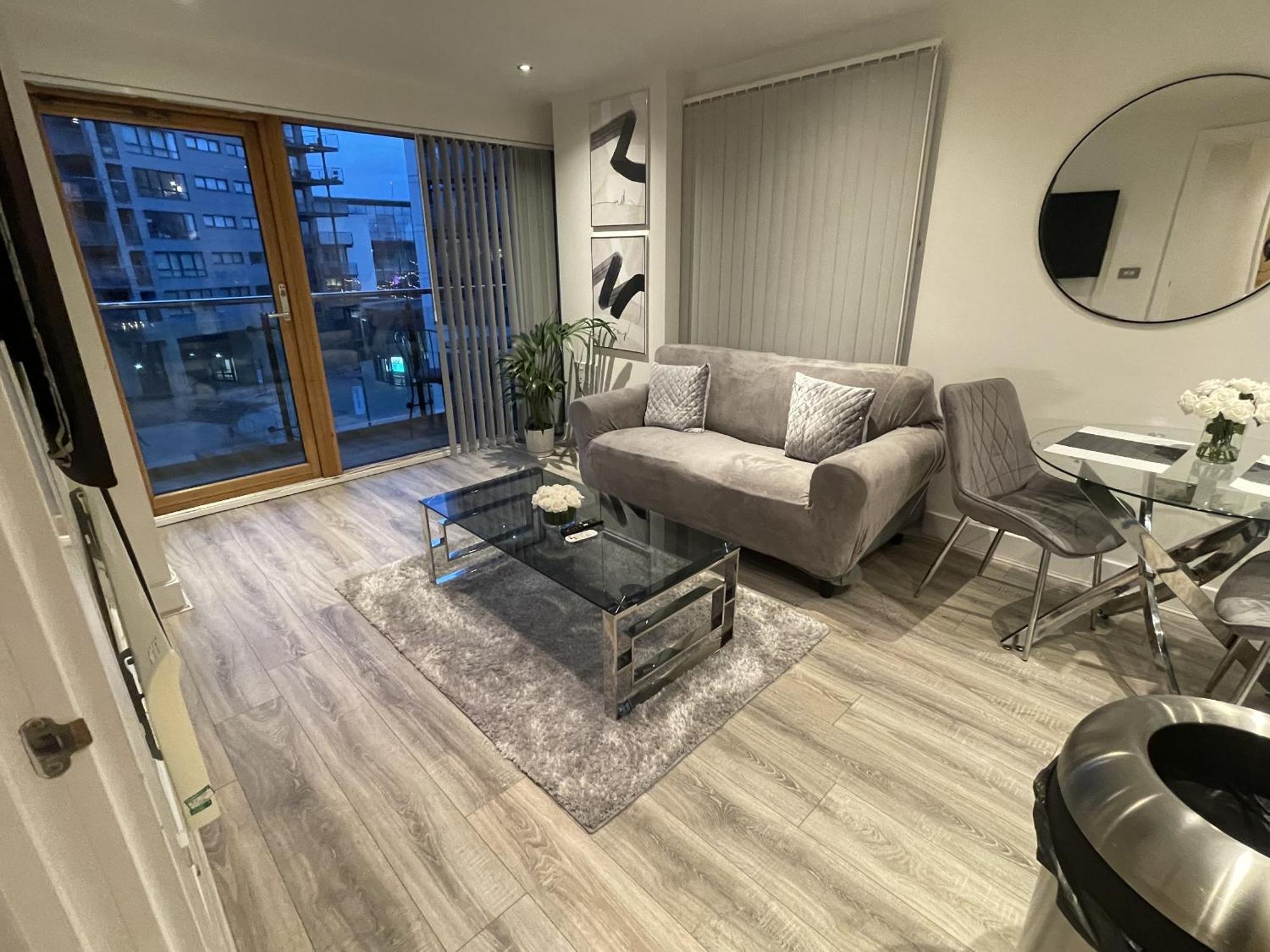 Deluxe Modern & Free Secure Parking! Apartment