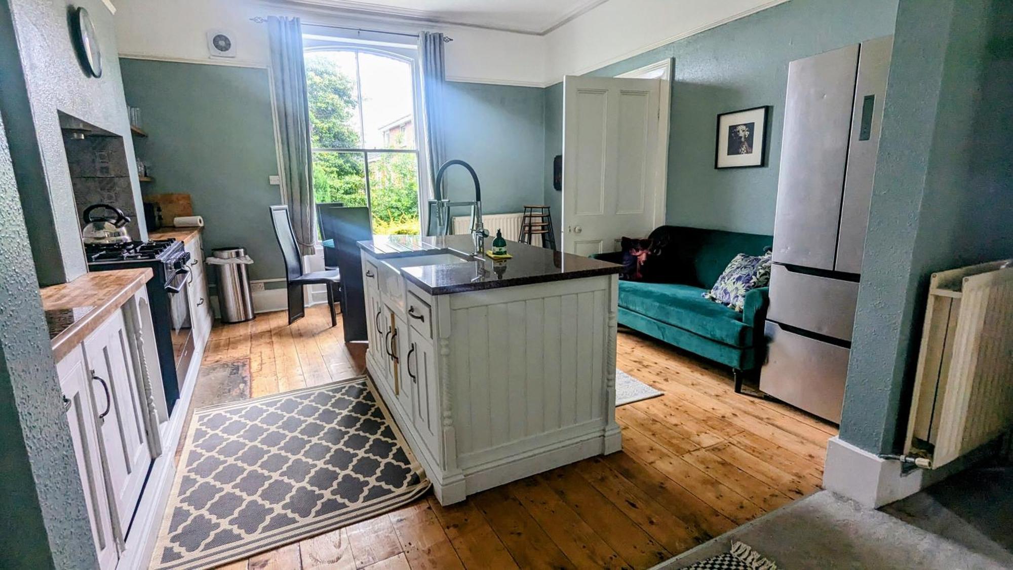 Holiday home Spacious Home, By Headingley Stadium, Lgi, Leeds Arena, And The Of Leeds *