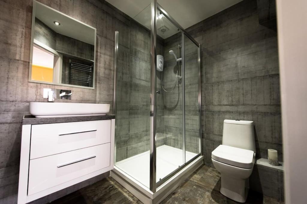 Blenheim Grand Theatre Retreat 2br Apt * Leeds (West Yorkshire)