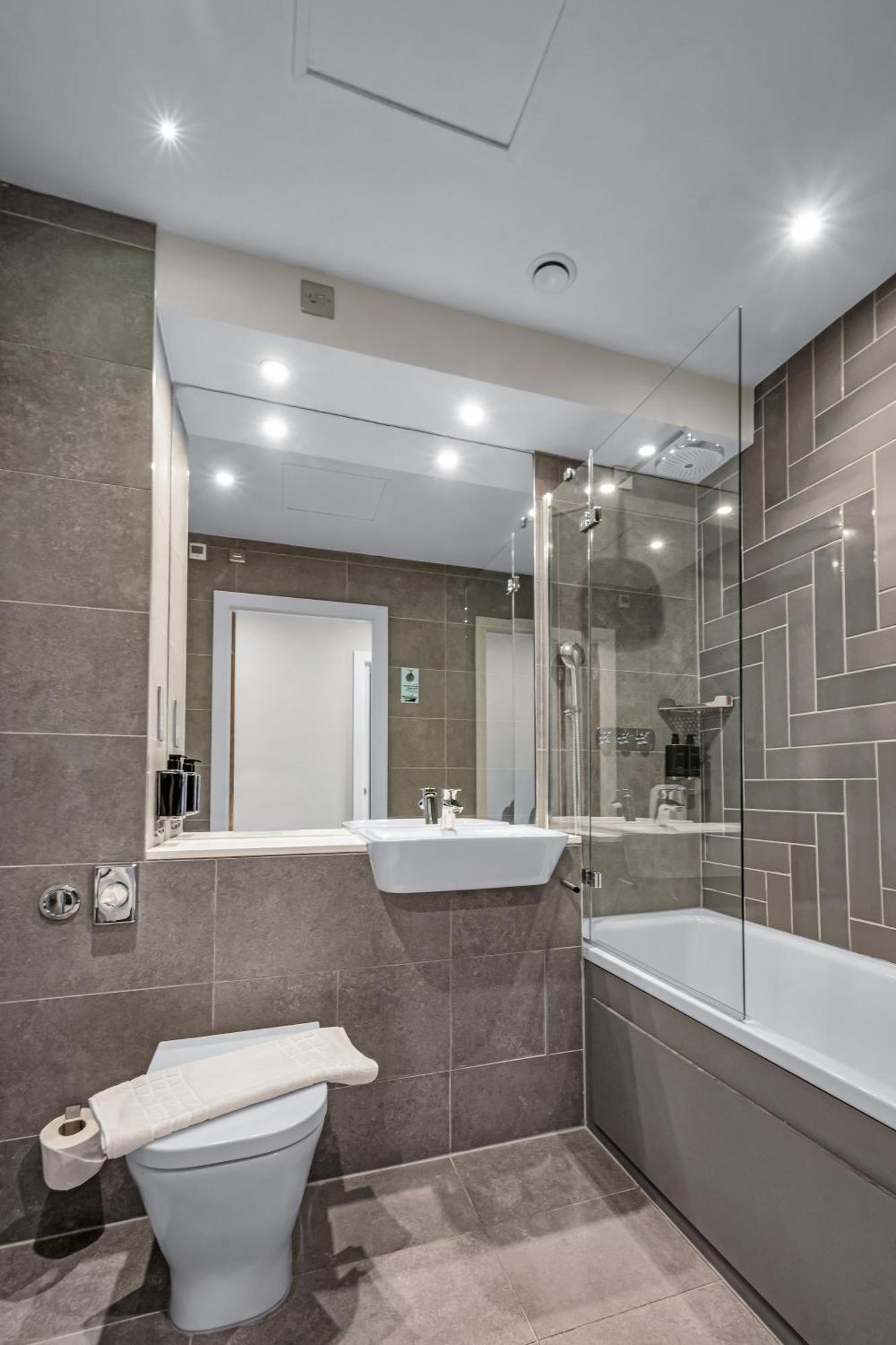 Roomzzz Leeds Aparthotel 4*