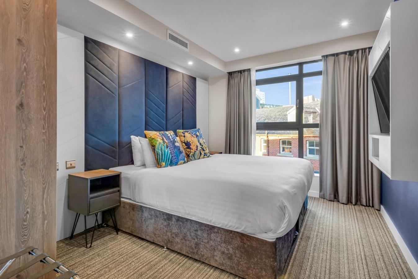 Aparthotel Roomzzz Leeds 4*