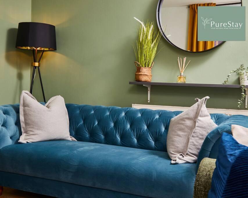 Large Leeds With Free Parking Sleeps 8 *